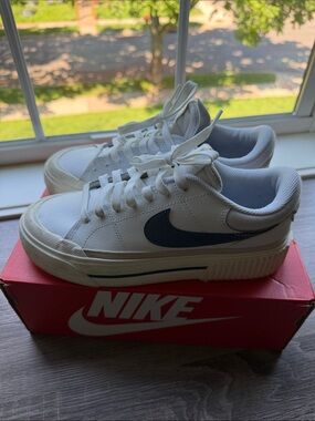 Nike Women’s Court Legacy Lift Sneakers Excellent Condition